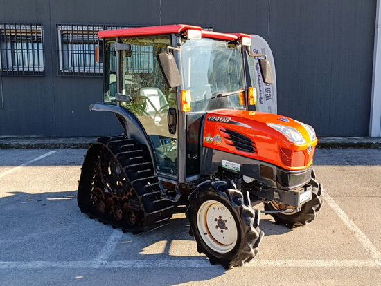 Kubota T240 Trattore Compatto 4x4 con Cabina Climatizzata - 719 Ore di Lavoro, Cambio Idrostatico, Attacco 3 Punti, In Condizioni Come Nuovo, Con Garanzia